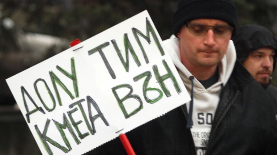 Тези дни наред с постоянните призиви, протестиращи издигнаха за първи път и лозунги срещу властващата във Варна и региона от години групировка ТИМ