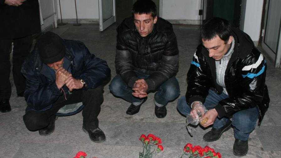 В 8 ч. тази сутрин двамата сина и братът на починалия Венцислав Василев положиха цветя в община Раднево, на мястото, където той се самозапали