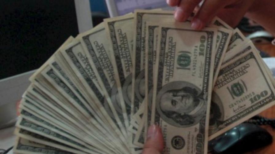 Мъж е задържан със 138 фалшиви банкноти по 100 долара