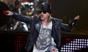 Аксел изби зъбите на фен с микрофона си, но без да иска