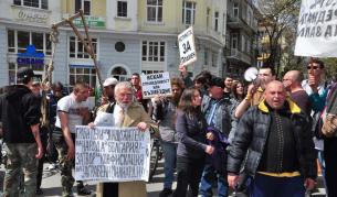 Протестиращи окупираха сградата на Драматичния театър във Варна, където от ГЕРБ представяха кандидатите си за депутати