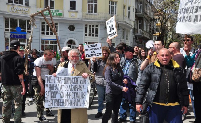 Протестиращи във Варна с камъни и яйца срещу ГЕРБ