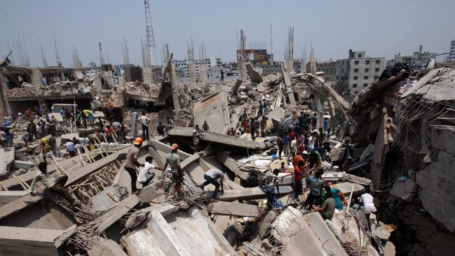 Бизнес сграда рухна в Бангладеш и уби над 140 души