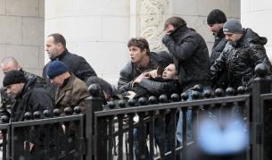 Носят към линейка Златомир Иванов след стрелбата по него пред Съдебната палата