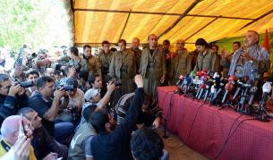 Ръководителят на военното крило на ПКК Мурат Карайълан (вдясно) говори по време на пресконференция