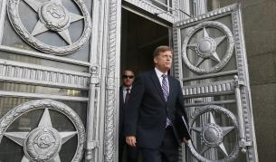 Посланикът на САЩ в Русия Майкъл Макфол се яви във външното министерство в Москва