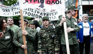 Гръцки учители протестират във военни униформи, символ на гражданската мобилизация