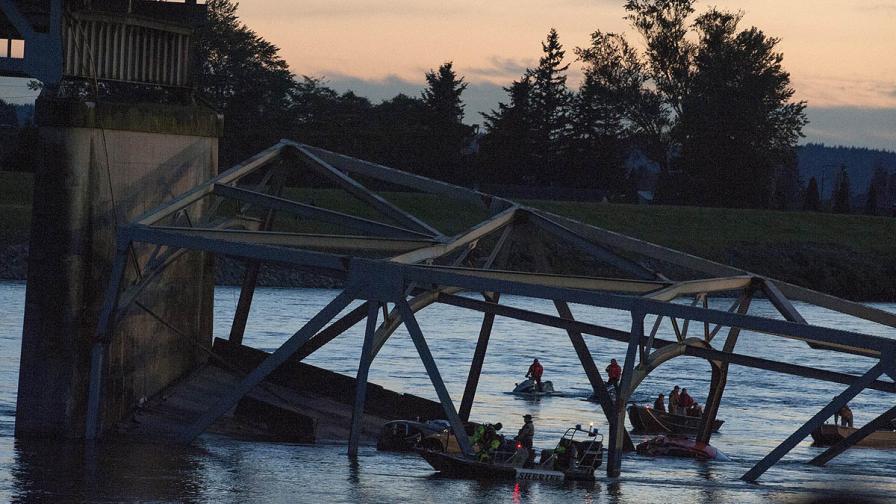 Част от мост се срути в САЩ