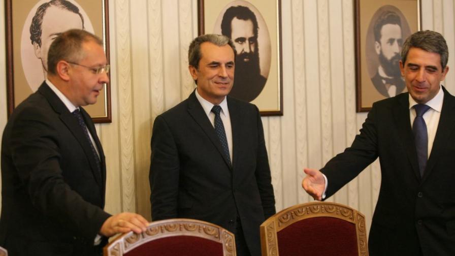 Предложеният за премиер Пламен Орешарски бе придружен при държавния глава Плевнелиев от председателя на БСП Станишев