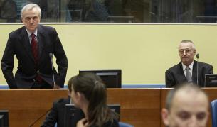 Йовица Станишич (в дъното вляво) и Франко Симатович (в дъното вдясно)