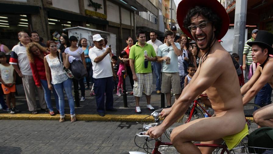 В Мексико протестират срещу автомобилите с гол велопоход