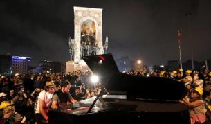 Протестиращи празнуваха на площад "Таксим" въпреки призива да се разотидат 