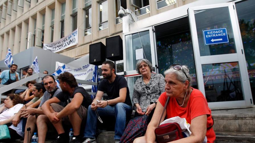 Служители и привърженици на гръцката обществената телевизия ЕРТ протестират пред централния офис на компанията в Атина