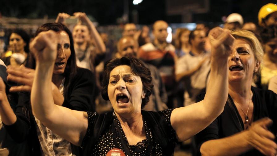 Турция: Майки в подкрепа на децата си - демонстрантите 