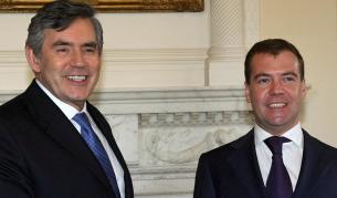 Медведев (вдясно) и Браун през април 2009 г.