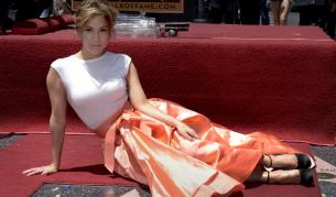 Дженифър Лопес получи звезда на Холивудската алея на славата