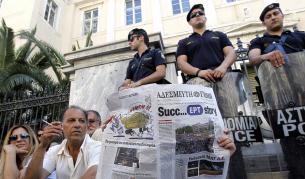 Изненадващият ход на Самарас да закрие държавната медия предизвика протести в Гърция и чужбина