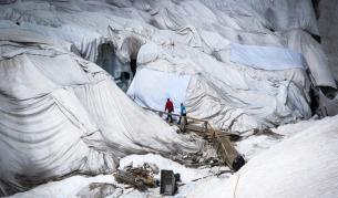 Покриха с одеала един от най-старите ледници в Алпите