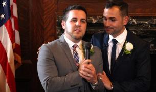 Пол Катами (л) и Джеф Зарило сключиха законен брак вчера в кметството на Лос Анджелес