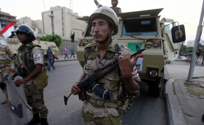 Сваленият египетски президент - задържан от армията 