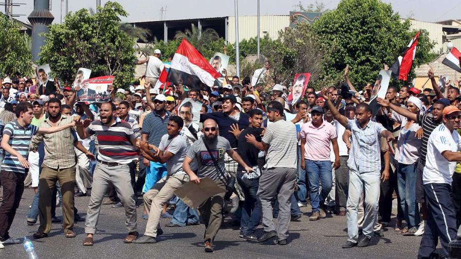 Най-малко трима демонстранти са загинали при престрелка в Кайро 