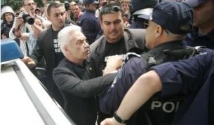 Волен Сидеров по време на сблъсъците пред "Баня Башъ"