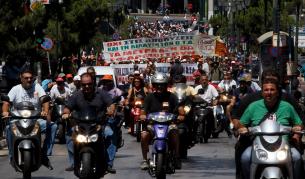 Общински служители протестират пред парламента в Атина