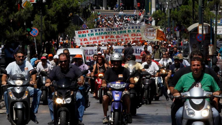В Гърция протестиращи окупират кметства