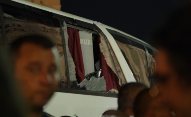 Полицаи ли счупиха стъкло на белия автобус