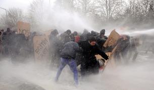 В Турция се справят с протестиращи студенти, като им режат заемите