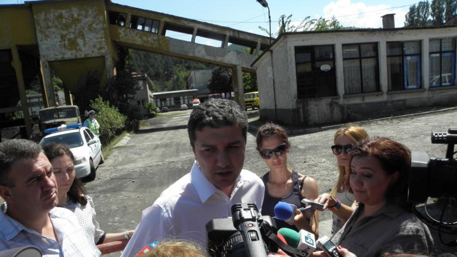Министър Драгомир Стойнев пред журналисти в рудник "Ораново"
