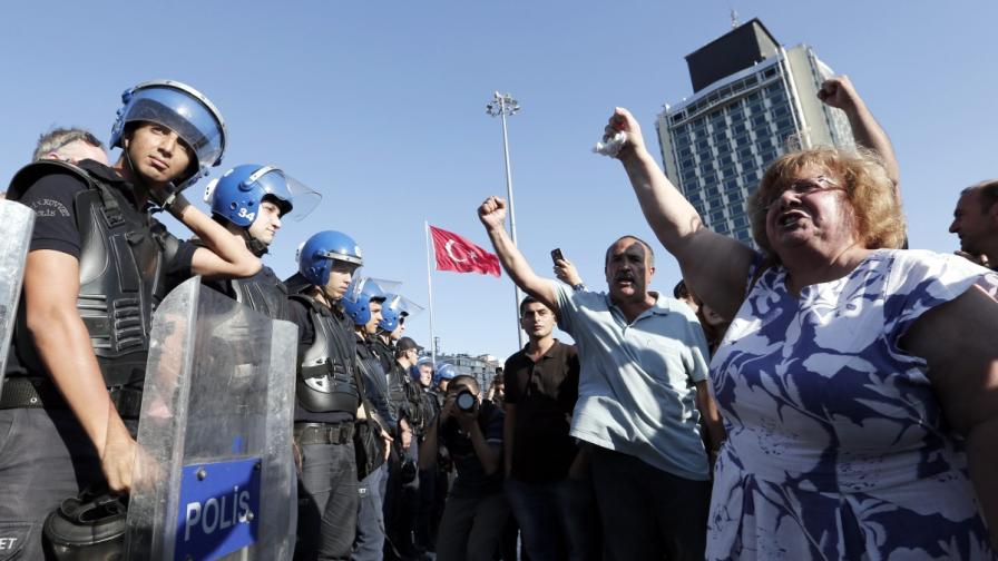 Протест на площад Таксим в Истанбул