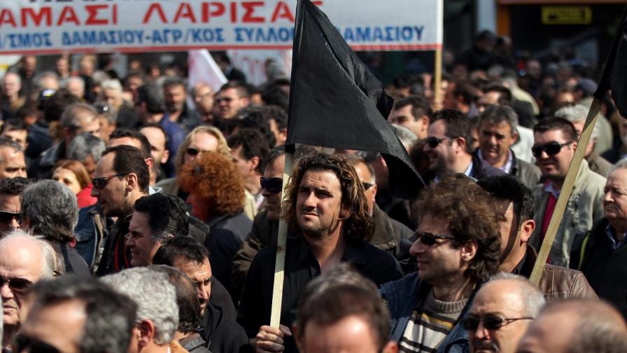 Никой не се натиска и не бърза да плаща данъци в закъсалата Гърция