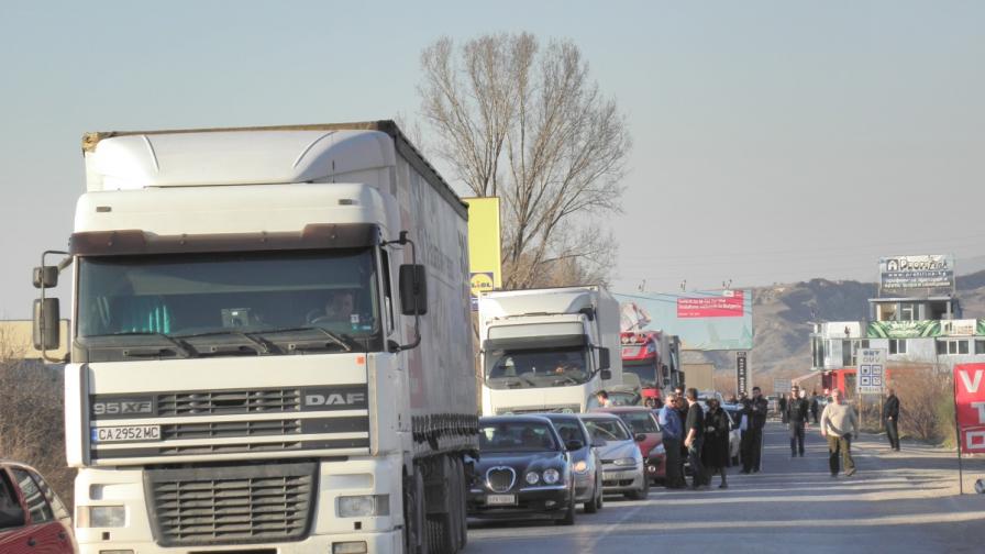 Превозвачи заплашват с блокада на границата с Турция