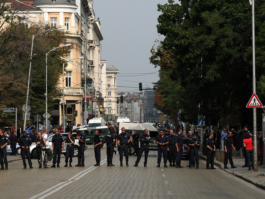 Протестиращи и контрапротестиращи около сградата на парламента. Те са разделени от  полицейски кордони, за да се избегнат сблъсъци.