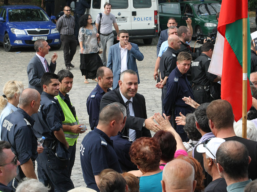 Протестиращи и контрапротестиращи около сградата на парламента. Те са разделени от  полицейски кордони, за да се избегнат сблъсъци.