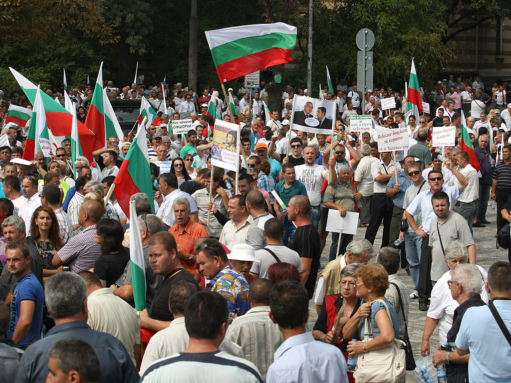 Протестиращи и контрапротестиращи около сградата на парламента. Те са разделени от  полицейски кордони, за да се избегнат сблъсъци.