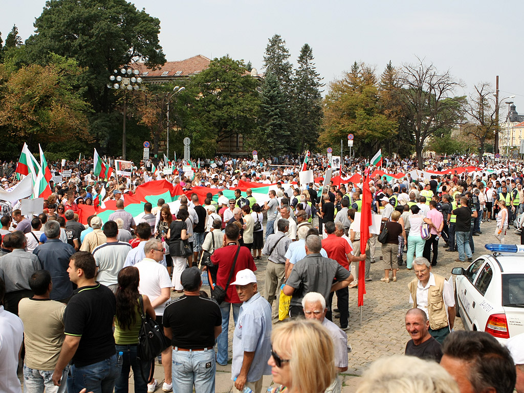 Протестиращи и контрапротестиращи около сградата на парламента. Те са разделени от  полицейски кордони, за да се избегнат сблъсъци.