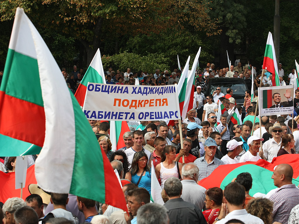 Протестиращи и контрапротестиращи около сградата на парламента. Те са разделени от  полицейски кордони, за да се избегнат сблъсъци.