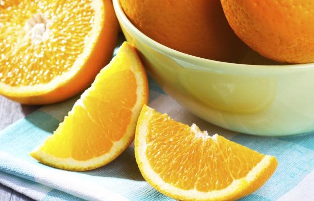 <p><strong>Портокалов цвят</strong><br />
Водата от портокалов цвят носи името нероли и е често употребявана като ароматна добавка към различни десерти. Флоралната вода има омекотяващ и успокояващ ефект, като отпуска сетивата и дава възможност за релаксация. Стимулира регенерацията на кожата и регулира омазняването ѝ.</p>

<p>&nbsp;</p>