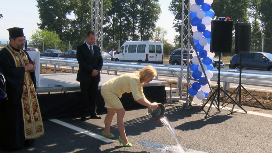 Днес, 19 август бе открита пътната връзка между Софийския околовръстен път и АМ "Хемус"