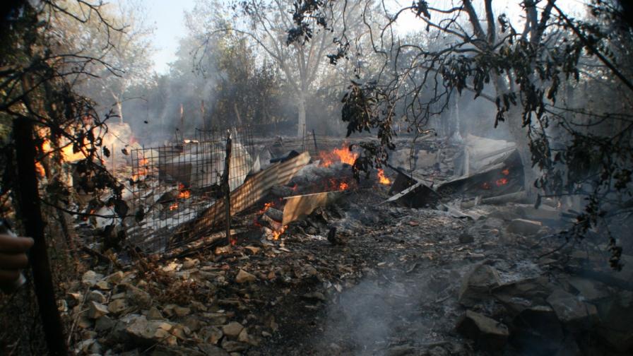 Пожар бушува вчера във вилната зона "7 километър" край Стара Загора