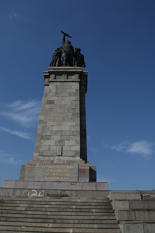 Оцветен в розово и с голям надпис на чешки език "България се извинява!!!" осъмна паметникът на Съветската армия в Борисовата градина.