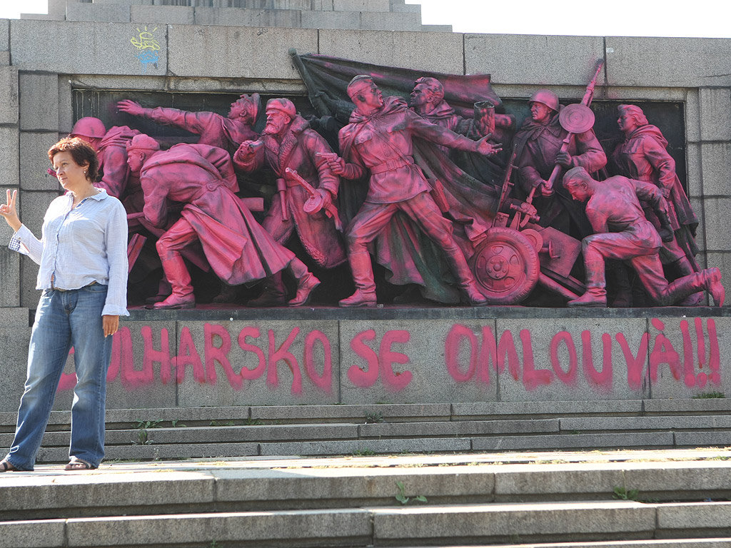 Оцветен в розово и с голям надпис на чешки език "България се извинява!!!" осъмна паметникът на Съветската армия в Борисовата градина.