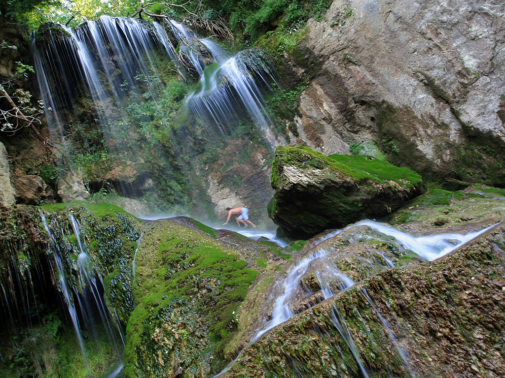 Крушунският водопад е водопад близо до село Крушуна, Община Летница. Водопадът се намира на 34 км. от град Ловеч. Крушунският водопад е известен със своята живописност. Той е образуван от множество карстови тераси