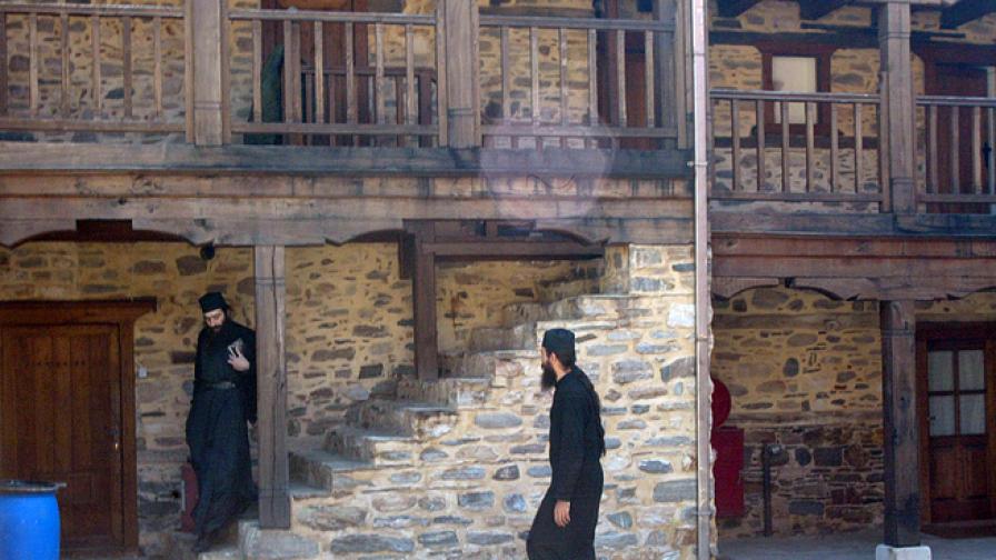 Полицията задържа въоръжени иманяри в гръцки манастир