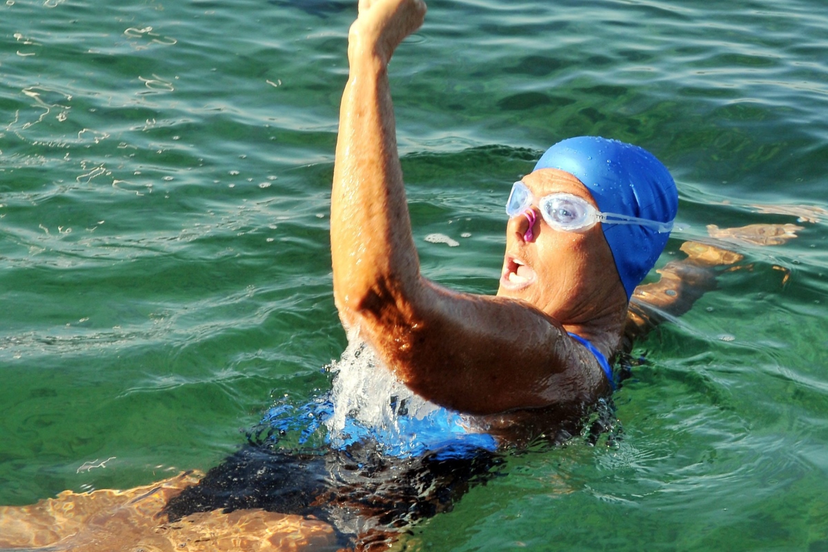 64-годишната американка Даяна Наяд стана първият човек, преплувал разстоянието от Куба до Флорида без специална клетка за защита от акули
