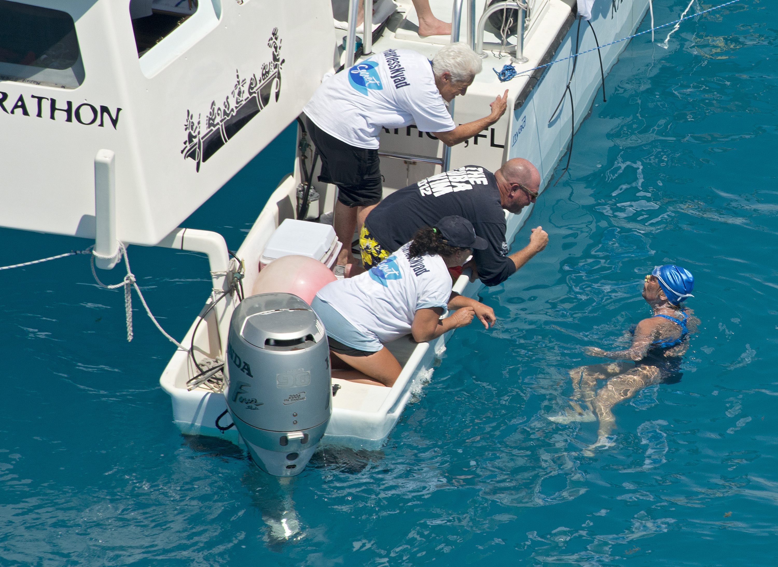 64-годишната американка Даяна Наяд стана първият човек, преплувал разстоянието от Куба до Флорида без специална клетка за защита от акули