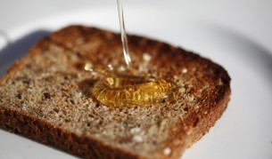 Защо филийката пада винаги откъм намазаната си страна