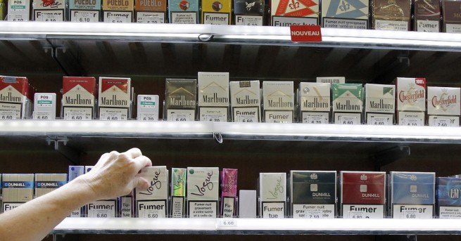 Отрупаните с цигарени кутии рафтове и многобройните цветни и лъскави